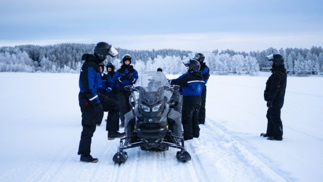 Sneeuwscootertocht over bevroren meren.